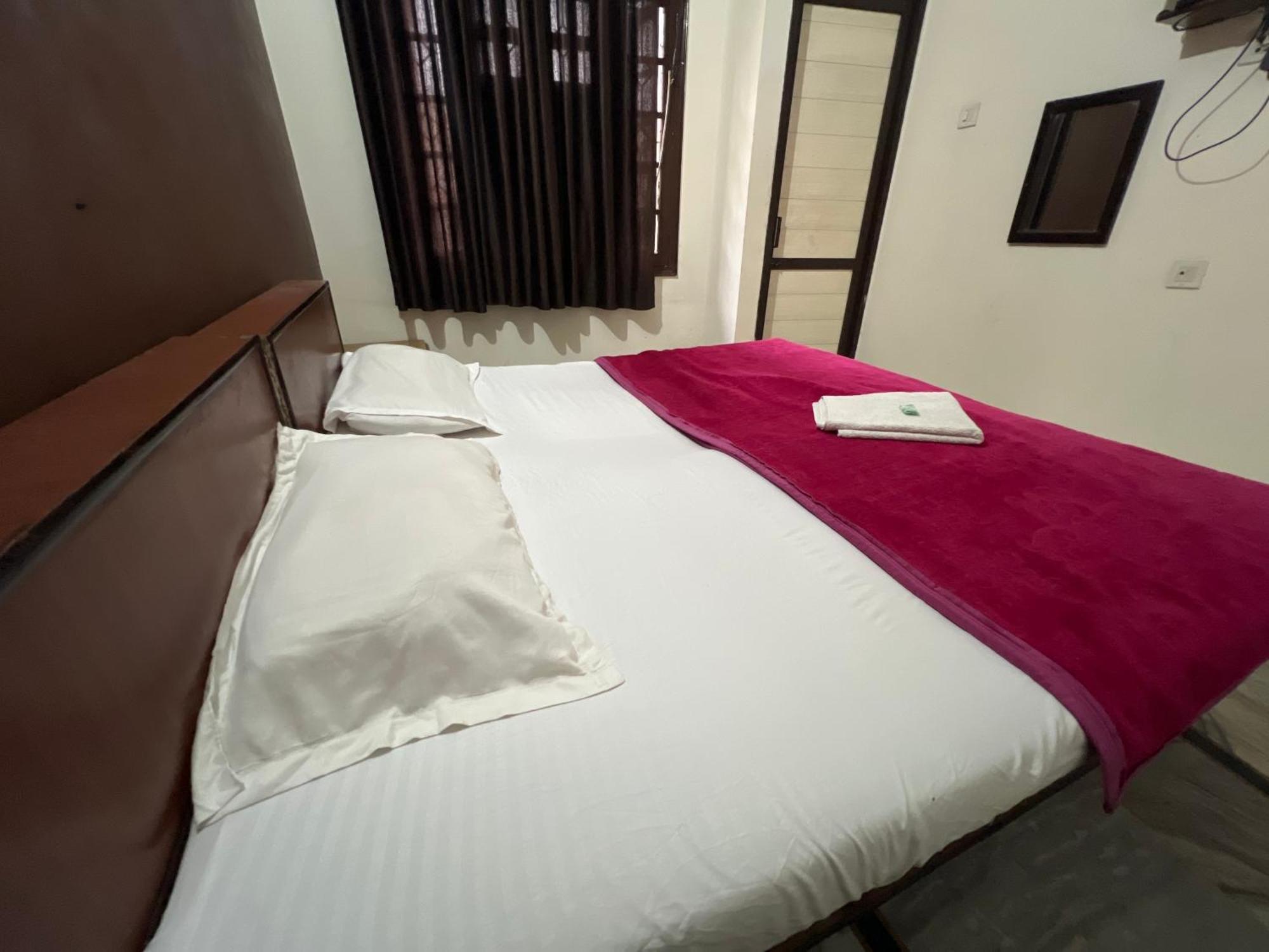 Raja Guest House -- Jalandhar Railway Station -- For Family, Couples, Travellers Dış mekan fotoğraf