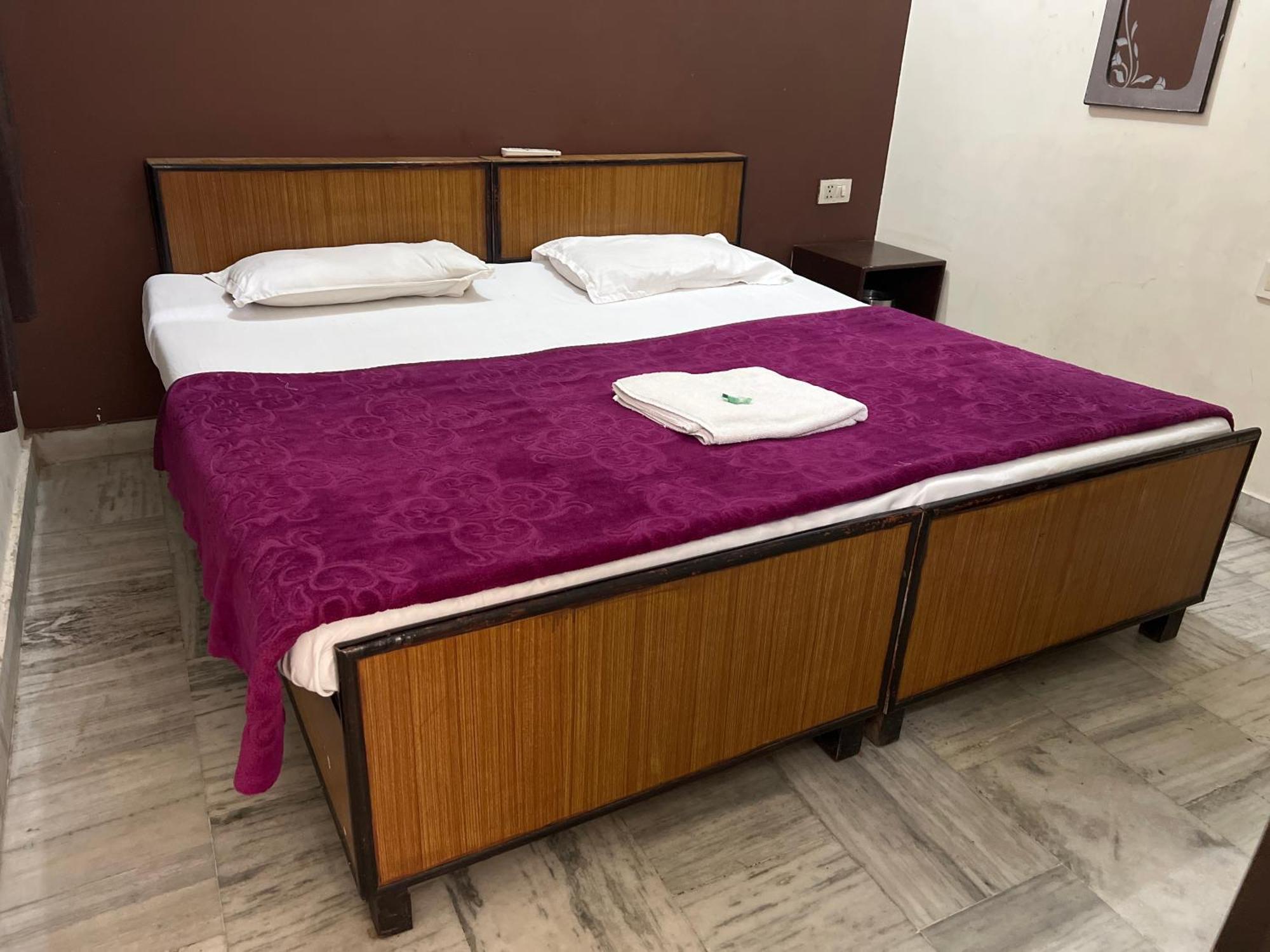 Raja Guest House -- Jalandhar Railway Station -- For Family, Couples, Travellers Dış mekan fotoğraf