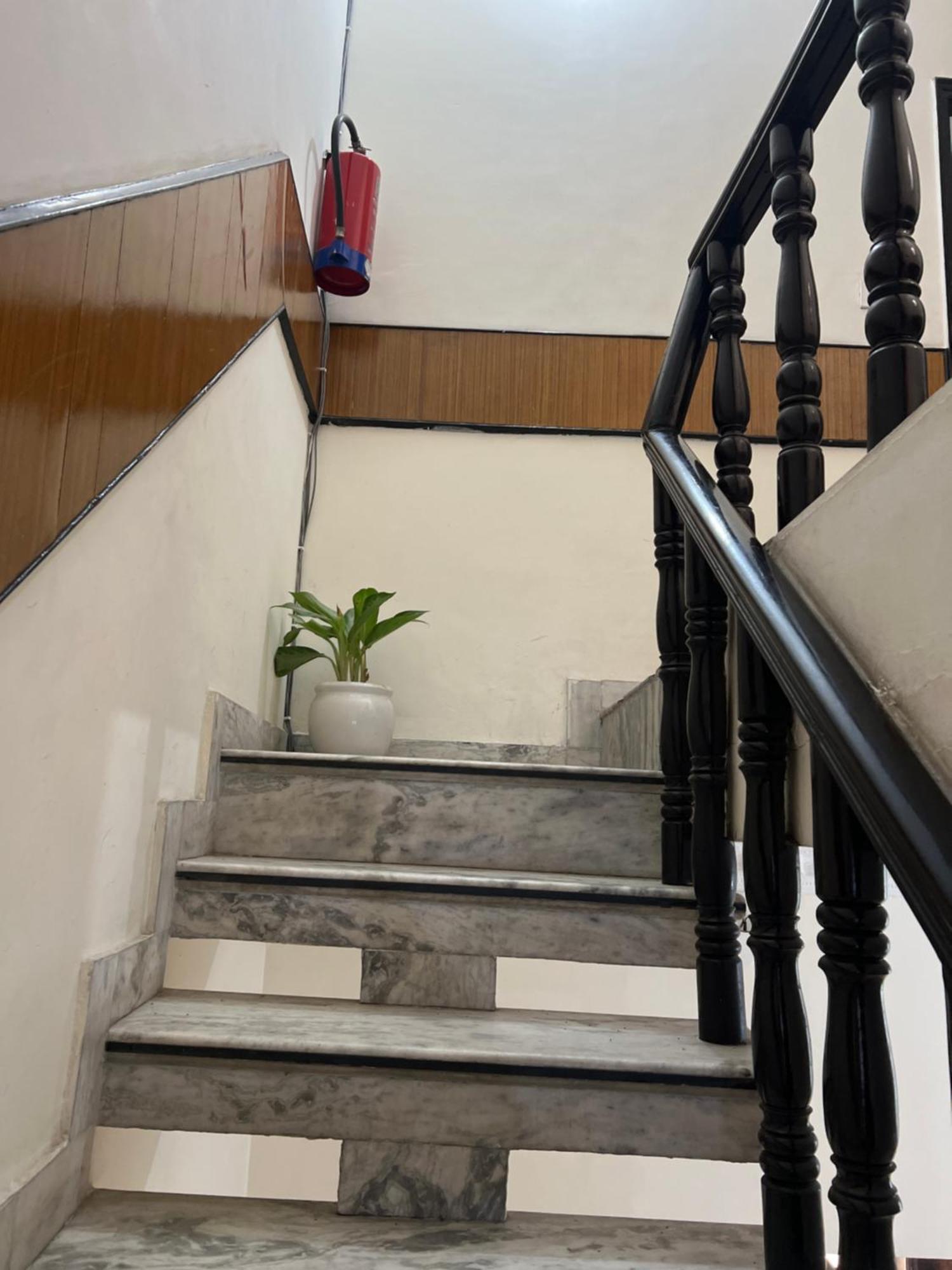Raja Guest House -- Jalandhar Railway Station -- For Family, Couples, Travellers Dış mekan fotoğraf