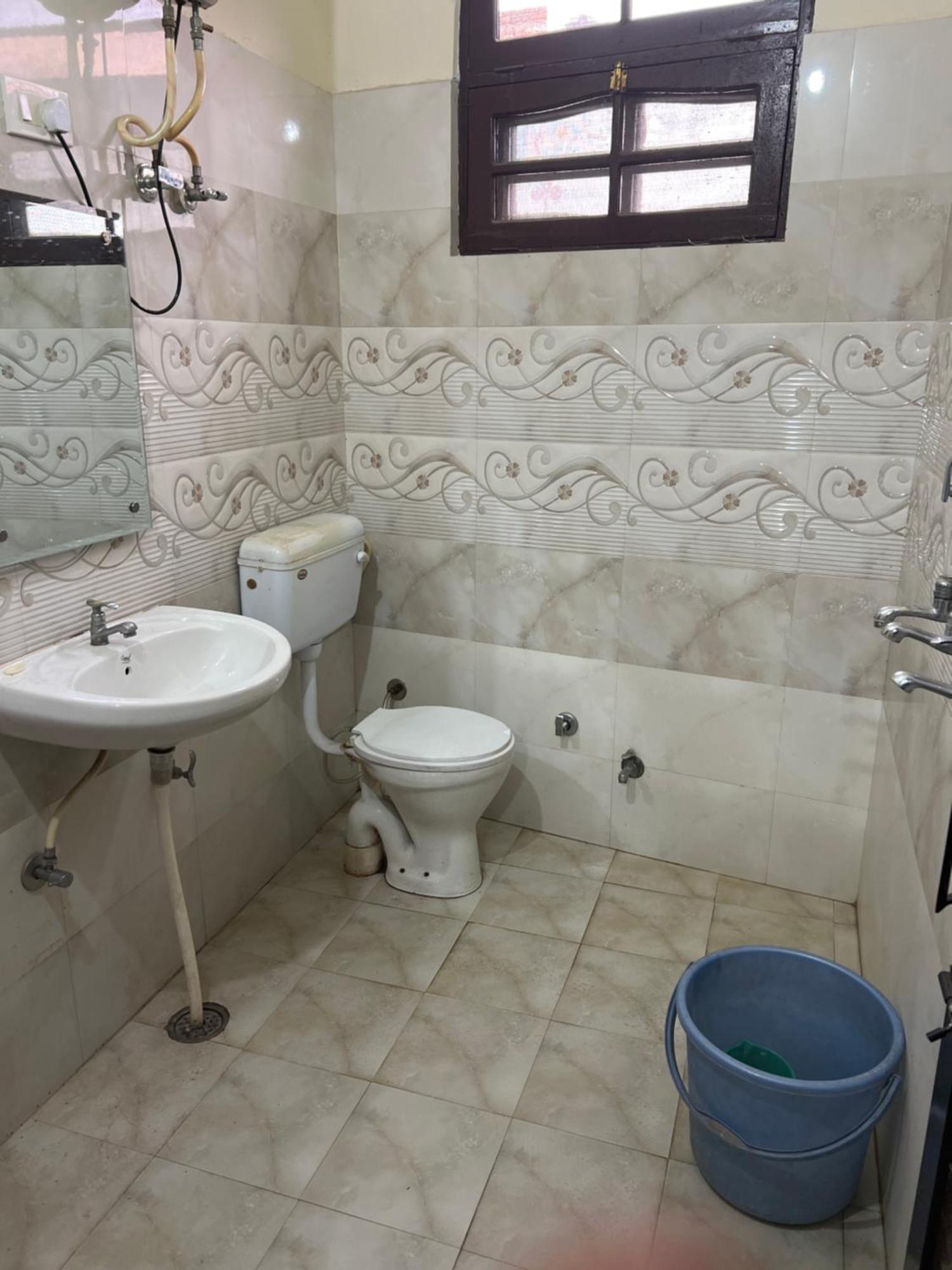 Raja Guest House -- Jalandhar Railway Station -- For Family, Couples, Travellers Dış mekan fotoğraf