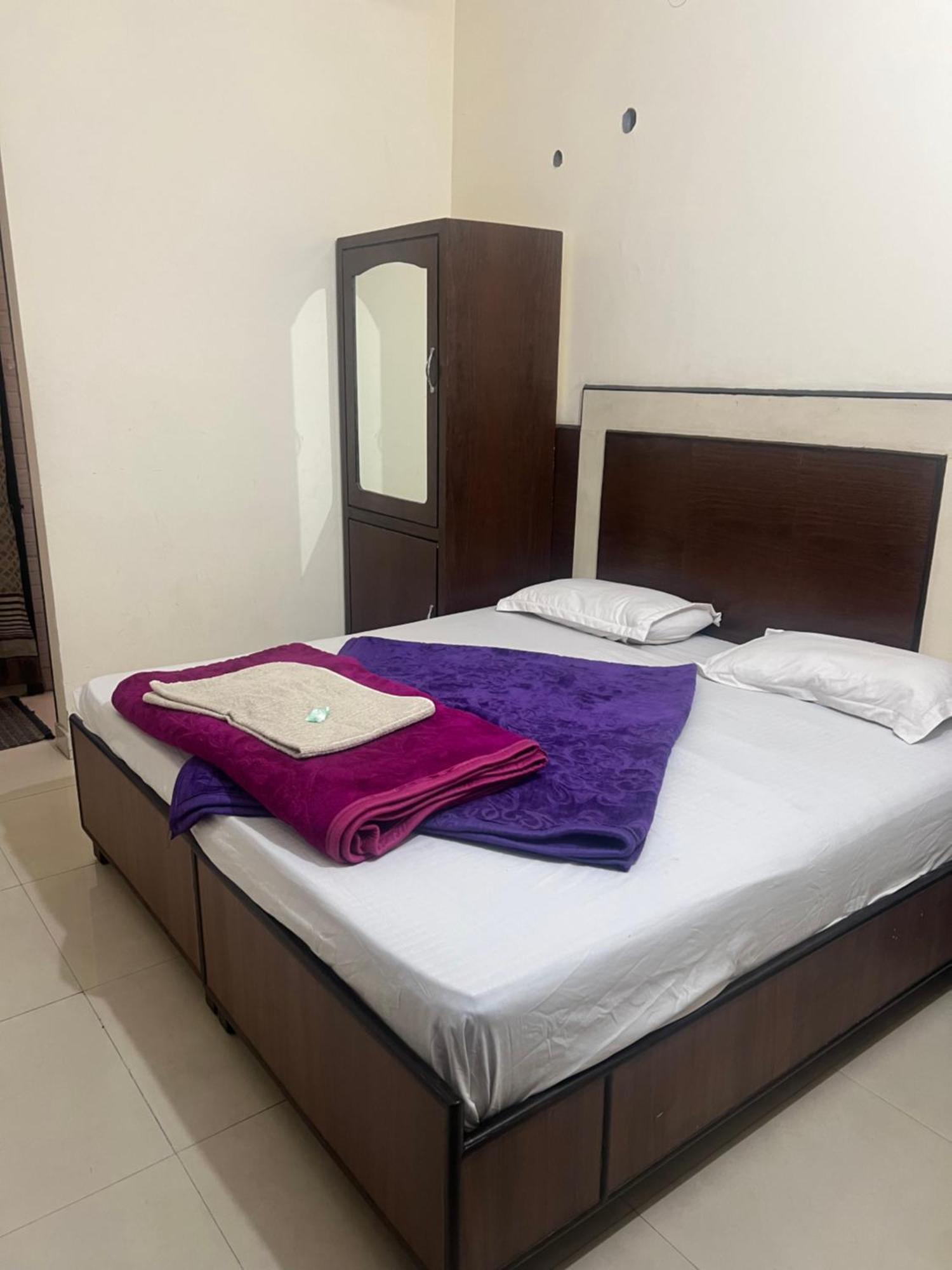 Raja Guest House -- Jalandhar Railway Station -- For Family, Couples, Travellers Dış mekan fotoğraf