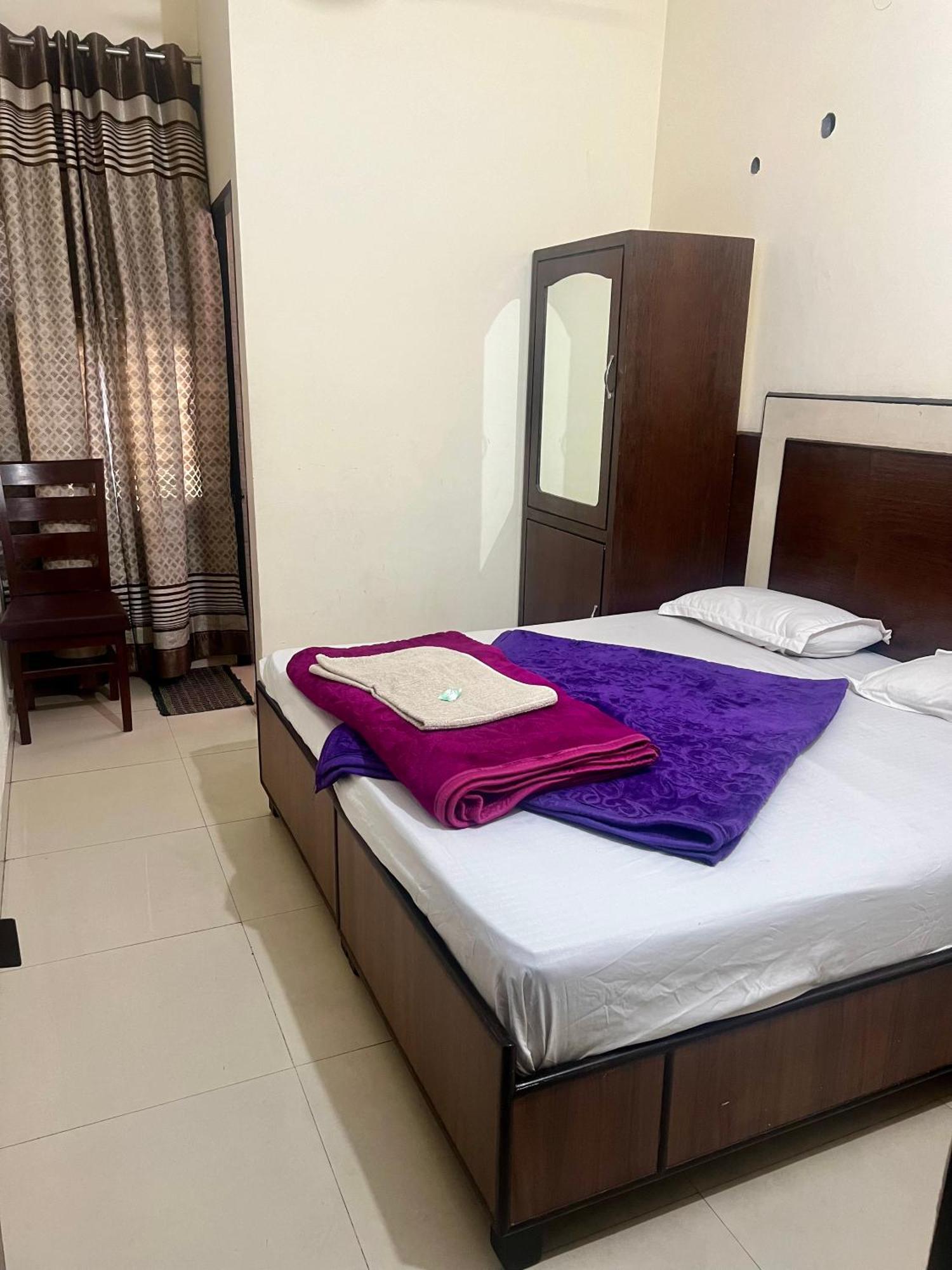 Raja Guest House -- Jalandhar Railway Station -- For Family, Couples, Travellers Dış mekan fotoğraf
